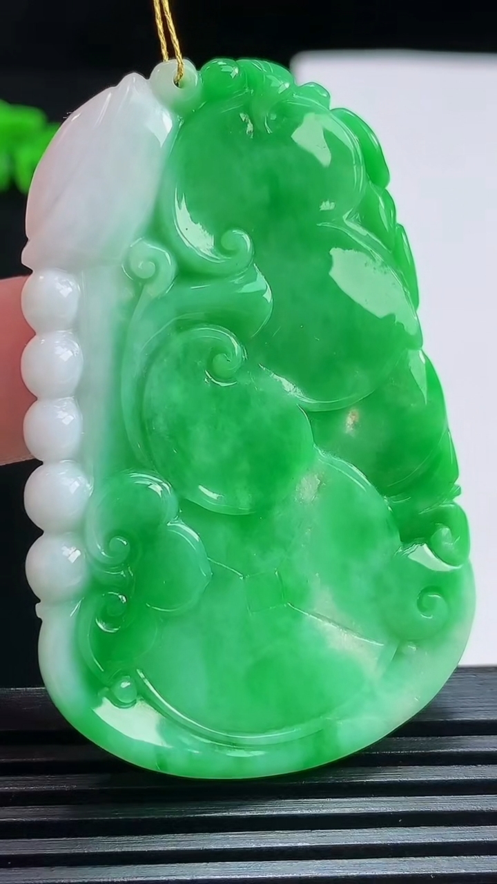 天然A货翡翠龙牌吊坠，尺寸56-35.5-6 重量:25.54g
7月25日