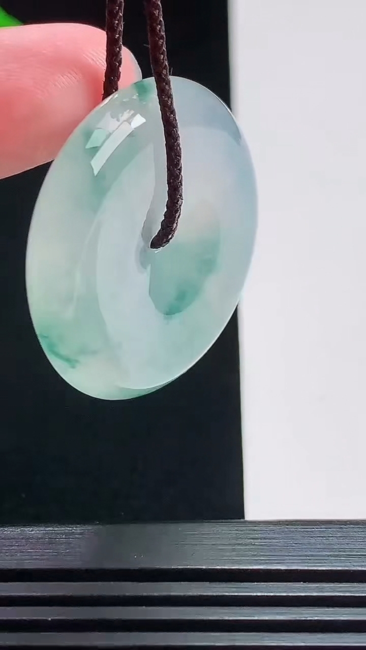 天然A货翡翠种飘花平安扣吊坠，尺寸33-6.2 重量:14.84g
7月25日