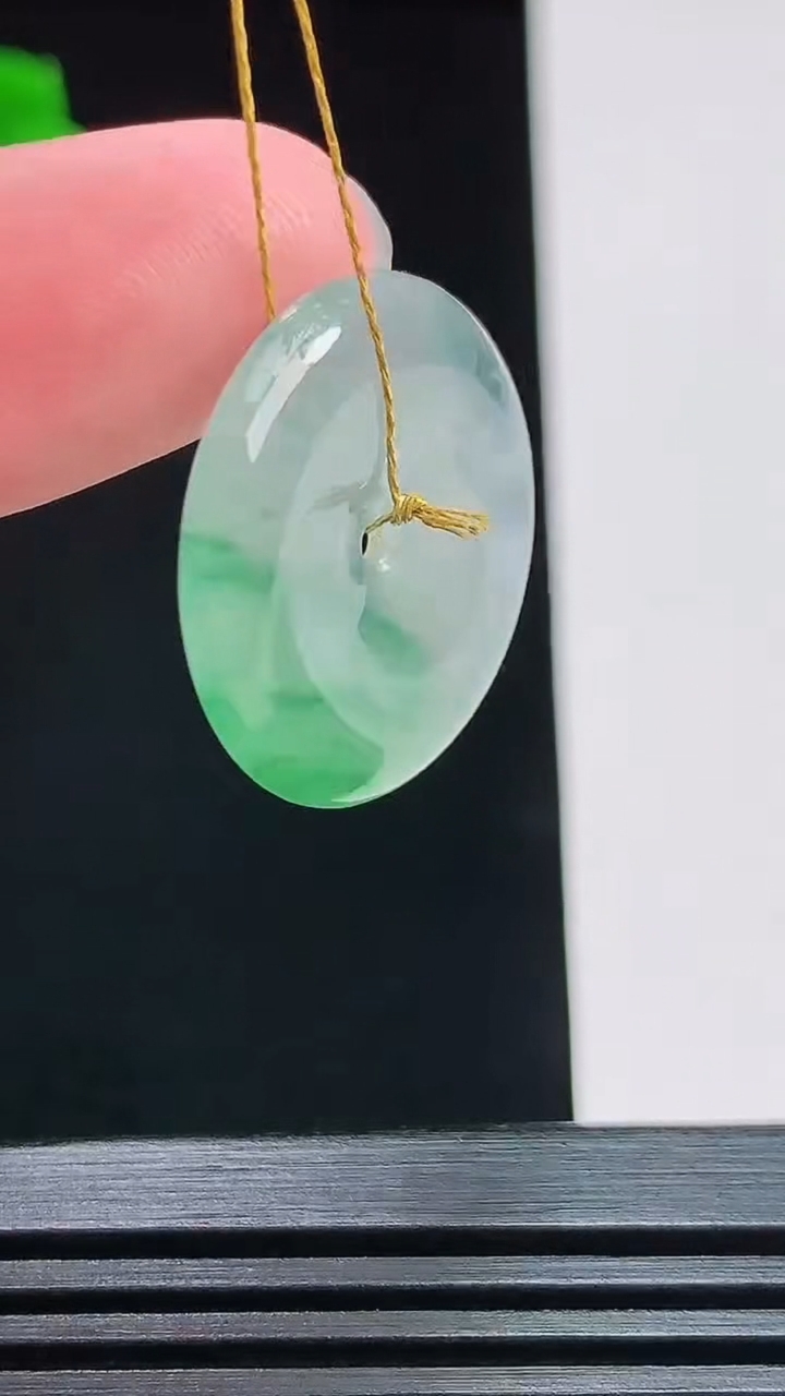 天然A货翡翠平安扣吊坠，尺寸22.6-4 重量:4.50g
7月25日