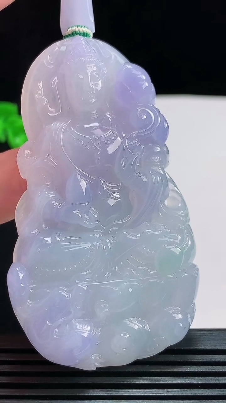 天然A货翡翠种春带彩 紫罗兰大势至菩萨吊坠，尺寸69.5-41-8.3 重量:50.79g
7月25日