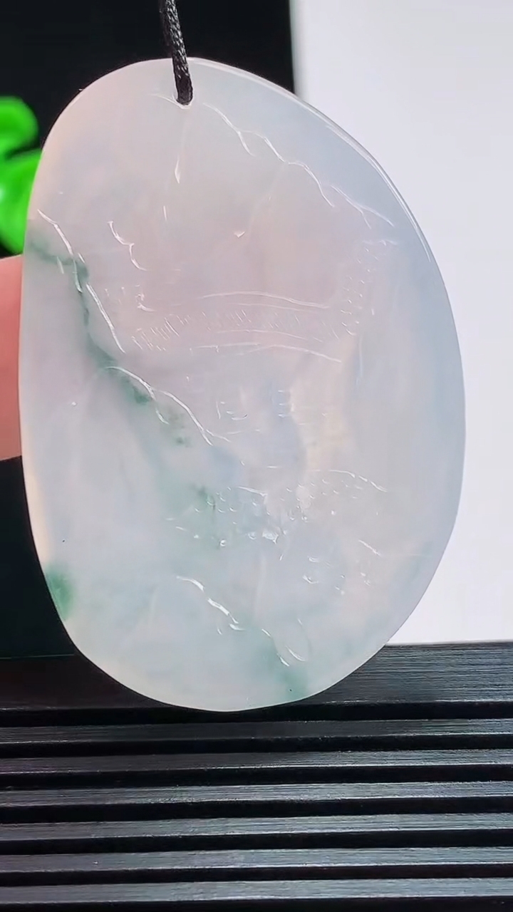 天然A货翡翠飘花虚空藏菩萨吊坠，尺寸45.8-31.5-4.8 重量:15.61g
7月25日