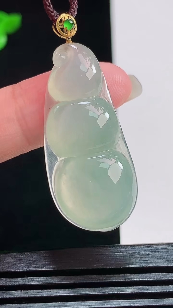 天然A货翡翠福豆吊坠，尺寸37.6-17-6 重量:7.10g
7月25日