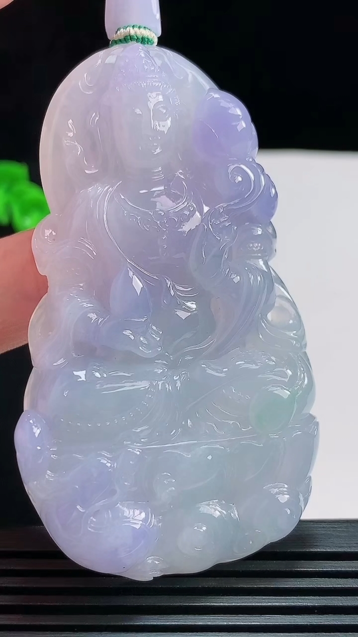 天然A货翡翠种春带彩 紫罗兰大势至菩萨吊坠，尺寸69.5-41-8.3 重量:50.79g
7月25