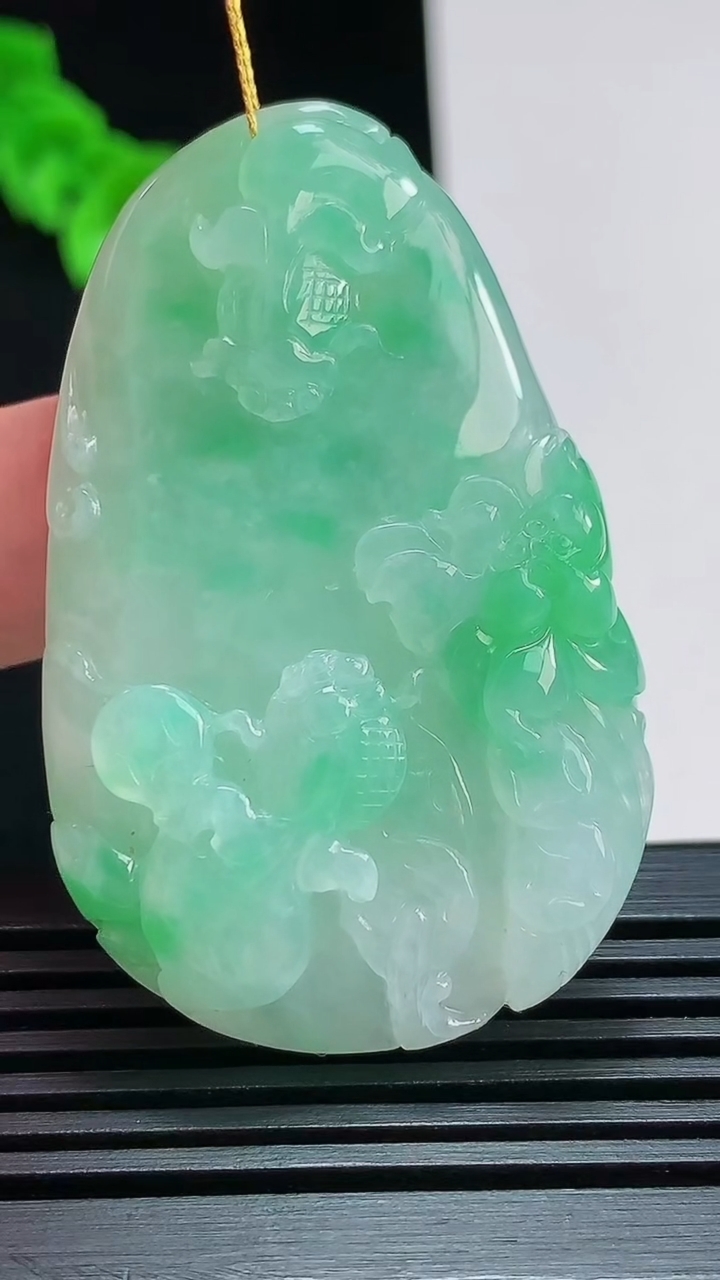 天然A货翡翠年年有余吊坠，尺寸51-32-8 重量:23.22g
7月25日