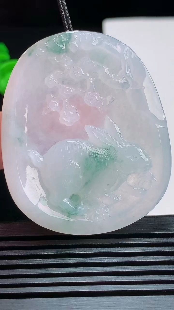天然A货翡翠飘花生肖兔牌吊坠，尺寸51-41-5.2 重量:20.00g
7月25日