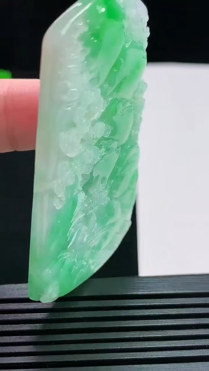天然A货翡翠山水牌吊坠，尺寸65.3-37-5 重量:33.94g
7月25日