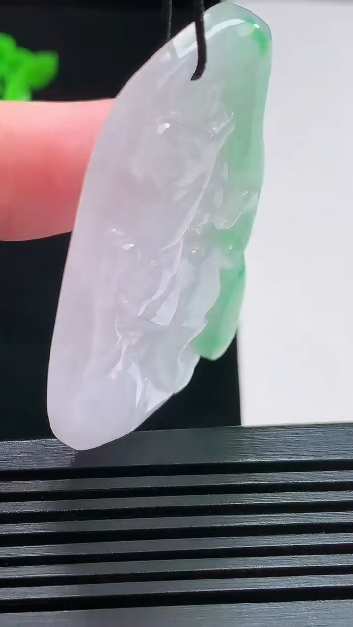 天然A货翡翠生肖马牌吊坠，尺寸49.6-31.5-6 重量:21.02g
7月25日