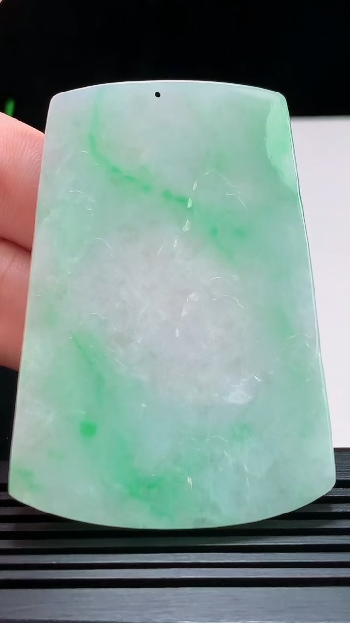 天然A货翡翠山水牌吊坠，尺寸69-46.6-5.6 重量:47.87g
7月25日