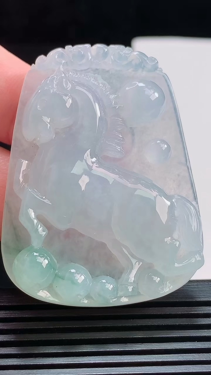 天然A货翡翠飘花生肖马牌吊坠，尺寸53-40-8 重量:34.06g
7月25日