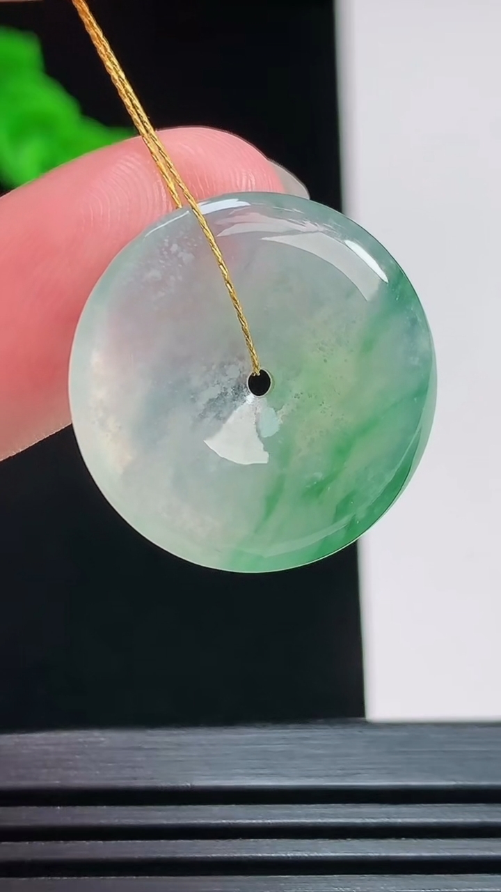 天然A货翡翠平安扣吊坠，尺寸22.6-4 重量:4.50g
7月25日