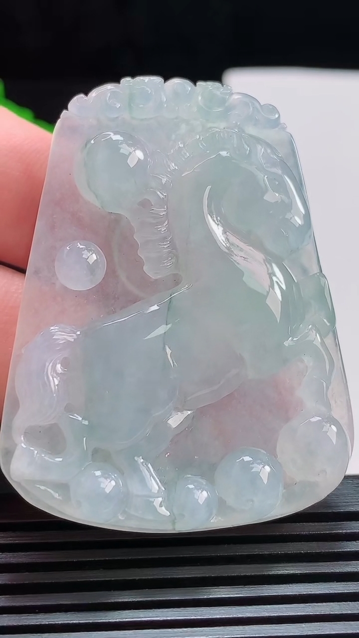 天然A货翡翠飘花生肖马牌吊坠，尺寸54-41.5-7.5 重量:33.20g
7月25日