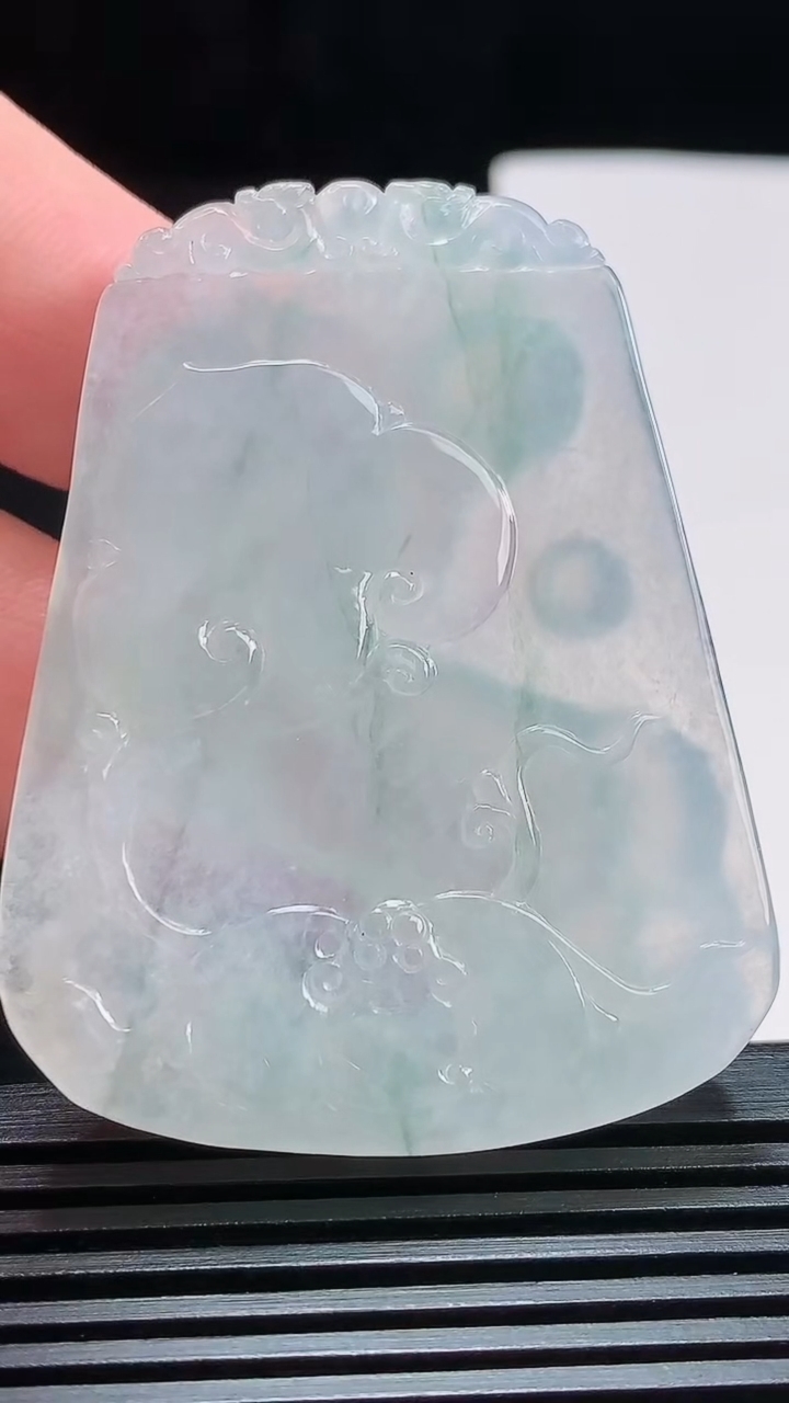 天然A货翡翠飘花生肖马牌吊坠，尺寸54-41.5-7.5 重量:33.20g
7月25日