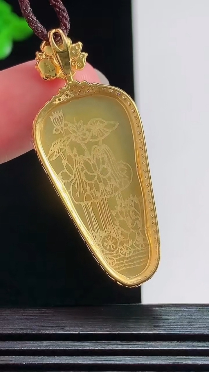 天然A货翡翠金枝玉叶 叶子吊坠，尺寸43.5-17.5-7.8，裸石30-15 重量:5.90g
7月25日