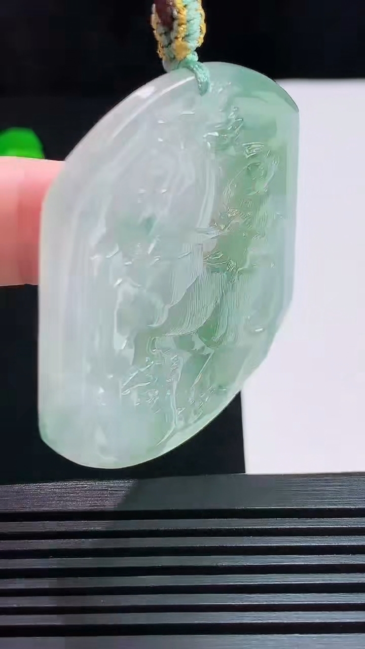 天然A货翡翠飘花生肖马牌吊坠，尺寸51-44.5-4.3 重量:22.99g
7月25日