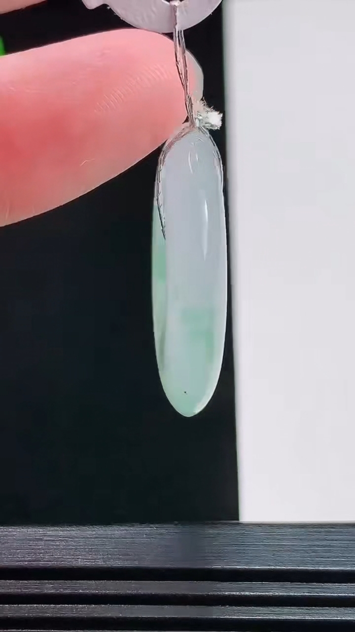 天然A货翡翠平安扣吊坠，尺寸27-5 重量:8.27g
7月26日