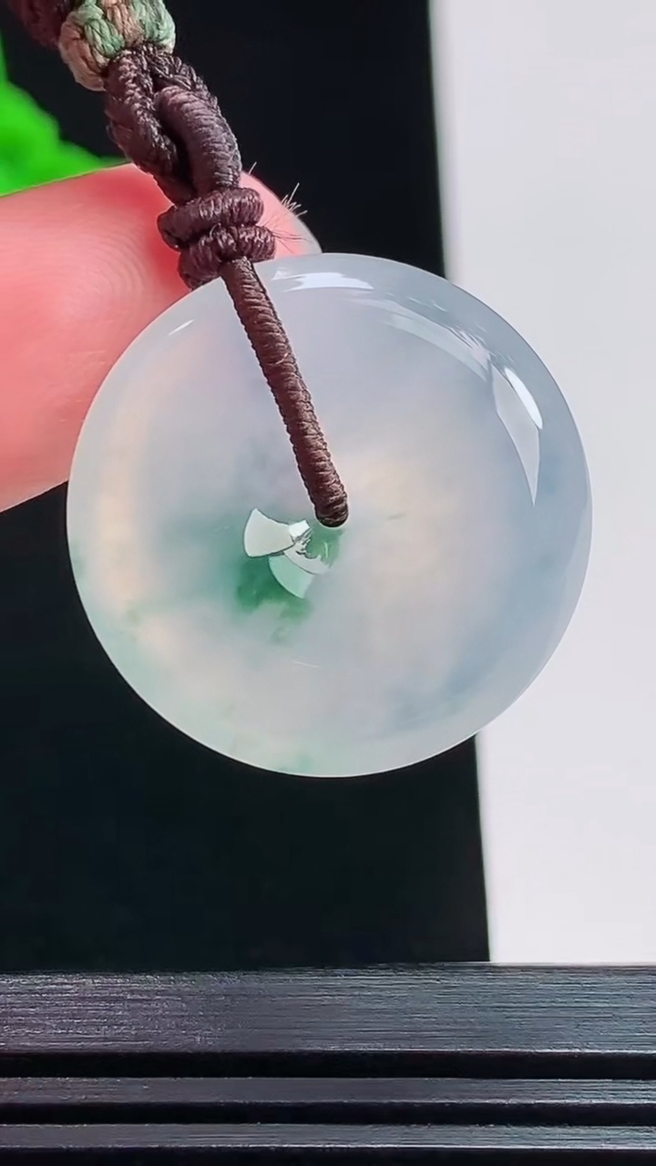 天然A货翡翠种飘花平安扣吊坠，尺寸25-5.5 重量:8.71g
7月26日