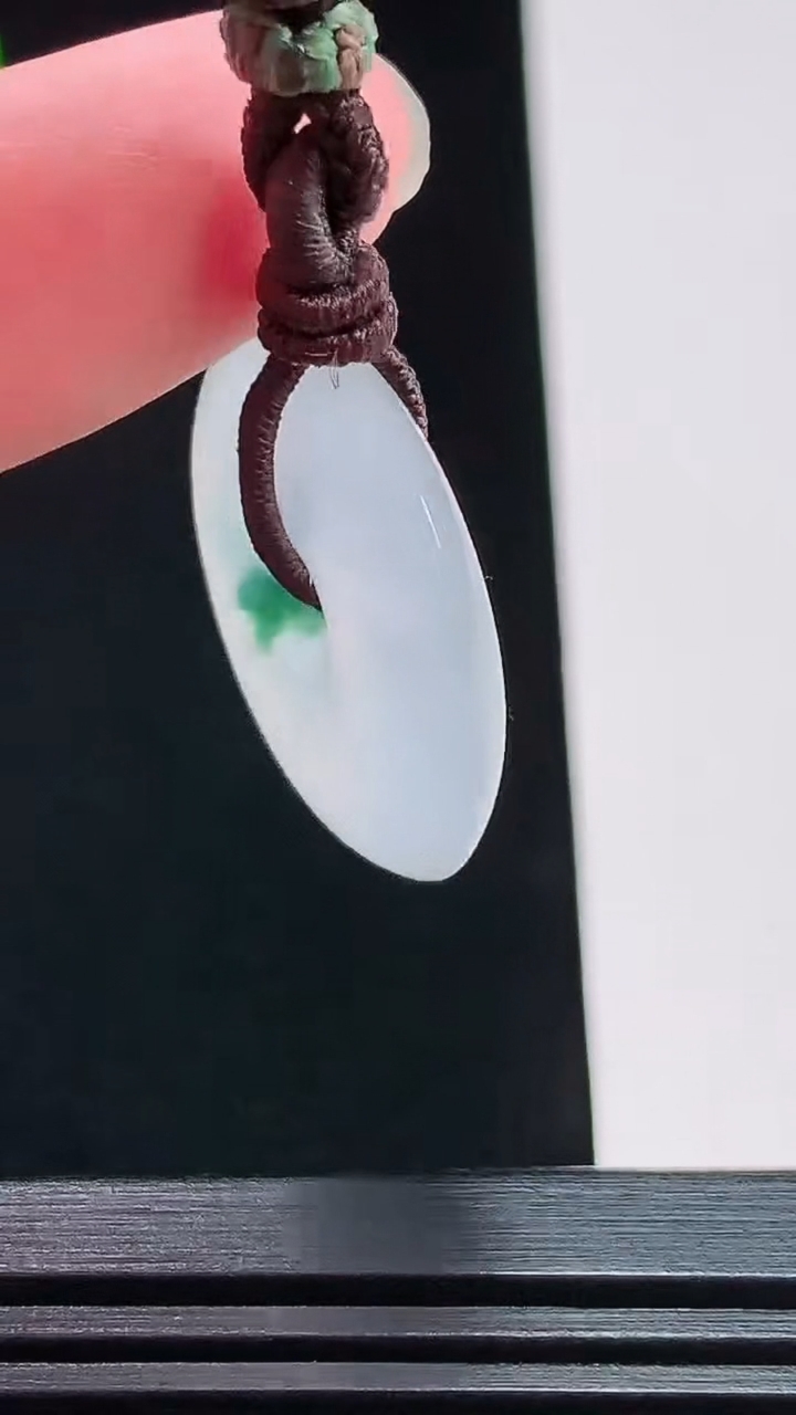 天然A货翡翠种飘花平安扣吊坠，尺寸25-5.5 重量:8.71g
7月26日