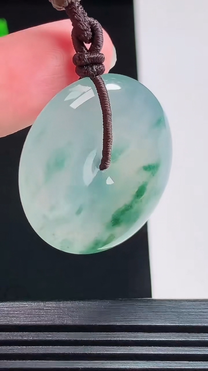 天然A货翡翠种飘花平安扣吊坠，尺寸31-5.2 重量:12.81g
7月26日
