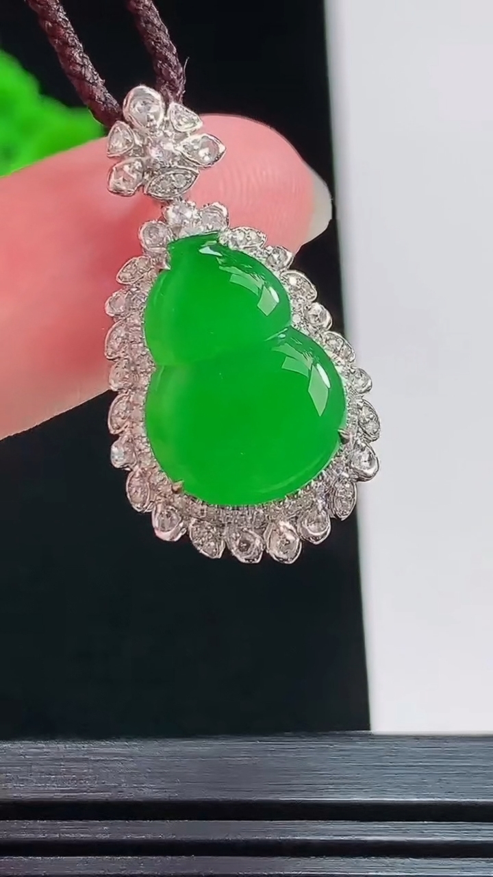 天然A货翡翠葫芦吊坠，尺寸28-15.5-10，裸石15-10.8 重量:4.00g
7月26日