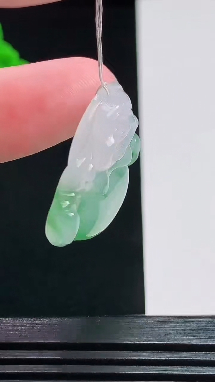 天然A货翡翠种飘花佛公吊坠，尺寸27.5-30-5.6 重量:7.13g
7月26日
