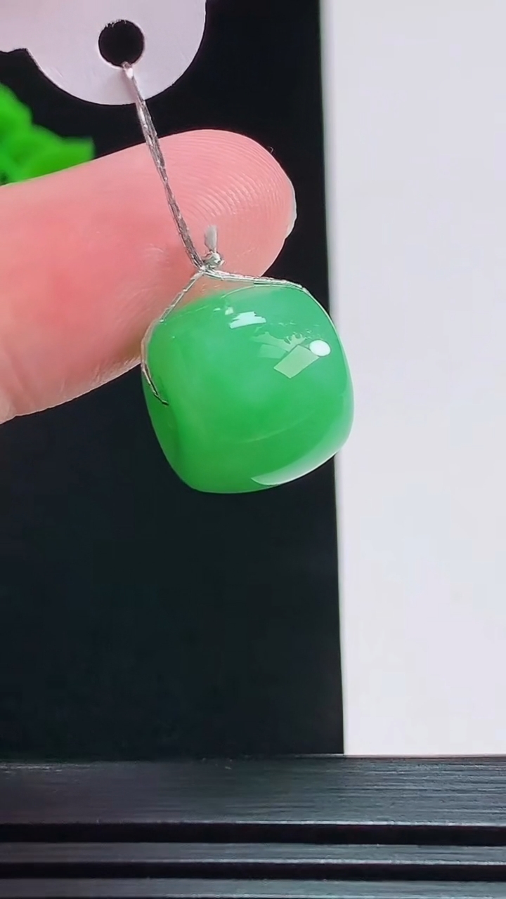 天然A货翡翠路路通吊坠，尺寸12-13.5 重量:5.00g
7月26日