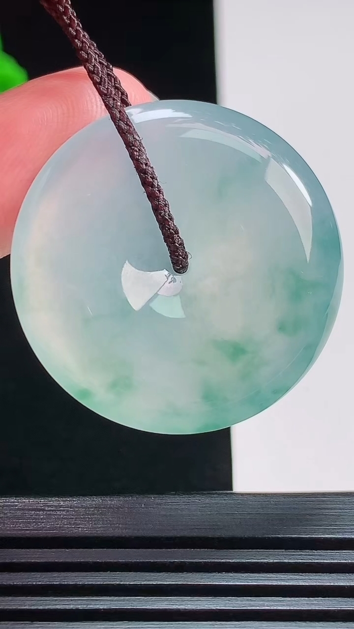 天然A货翡翠种飘花平安扣吊坠，尺寸32.5-6 重量:13.22g
7月26日