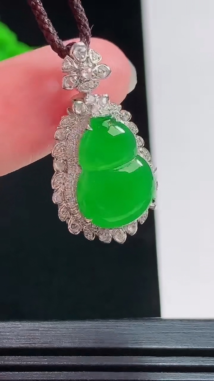 天然A货翡翠葫芦吊坠，尺寸28-15.5-10，裸石15-10.8 重量:4.00g
7月26日