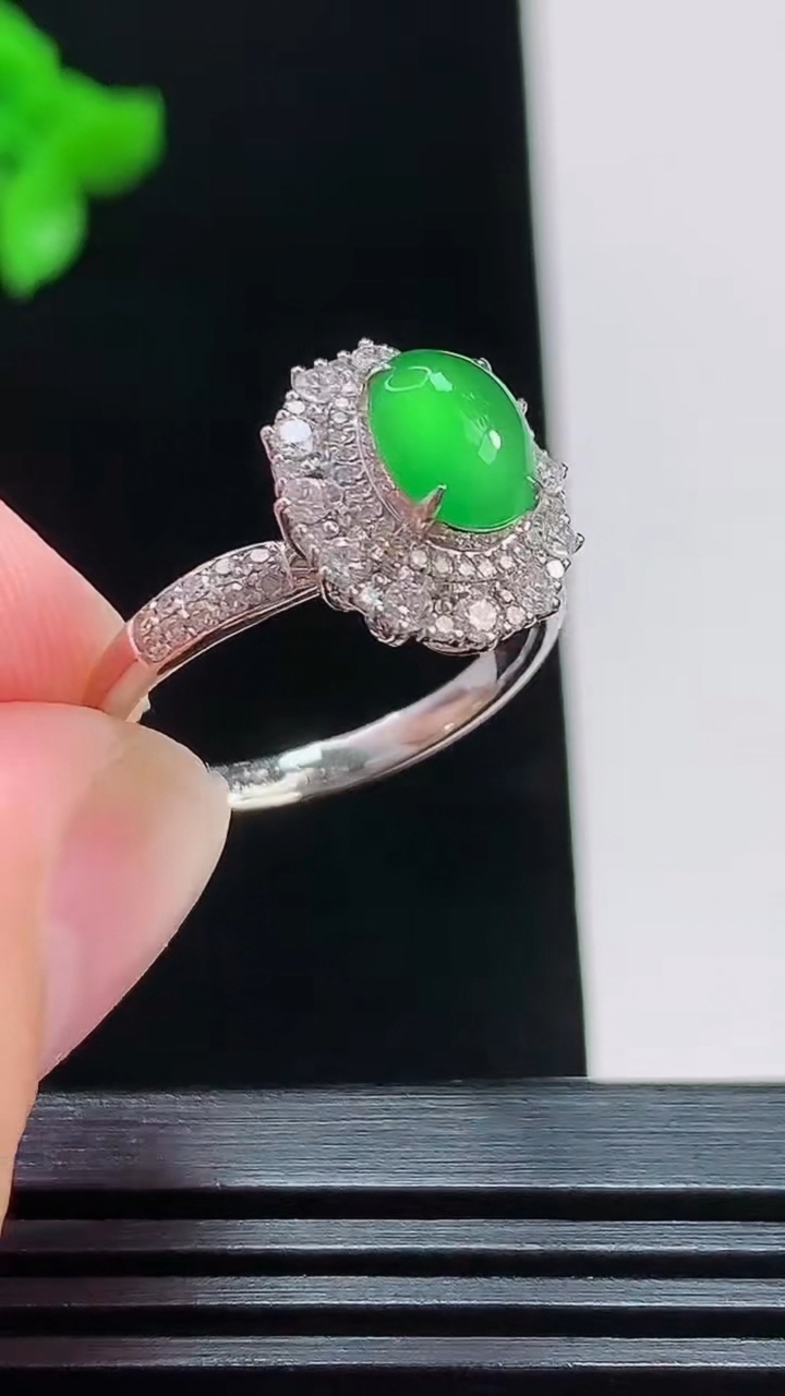 天然A货翡翠蛋面戒指，尺寸内径16.5，尺寸7.5-5.8-9.5 重量:2.79g2026年7月26日
工厂直销收藏佳品,种好水足，色泽均匀，有种有色，上手高大气！