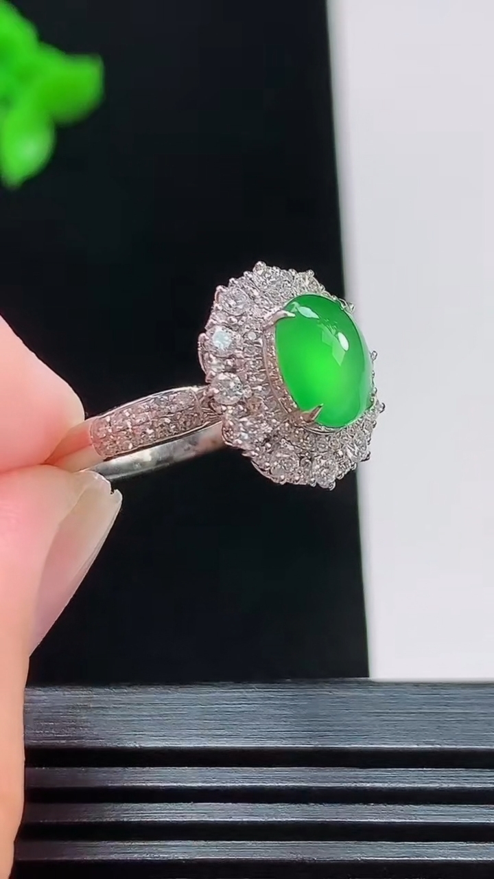 天然A货翡翠蛋面戒指，尺寸内径16.5，尺寸7.5-5.8-9.5 重量:2.79g2026年7月26日
工厂直销收藏佳品,种好水足，色泽均匀，有种有色，上手高大气！