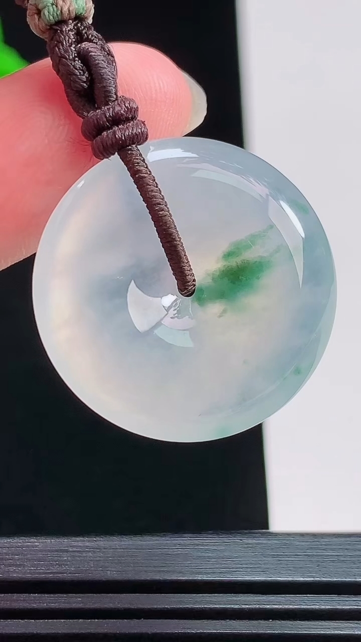 天然A货翡翠种飘花平安扣吊坠，尺寸25-5.5 重量:8.71g
7月26日