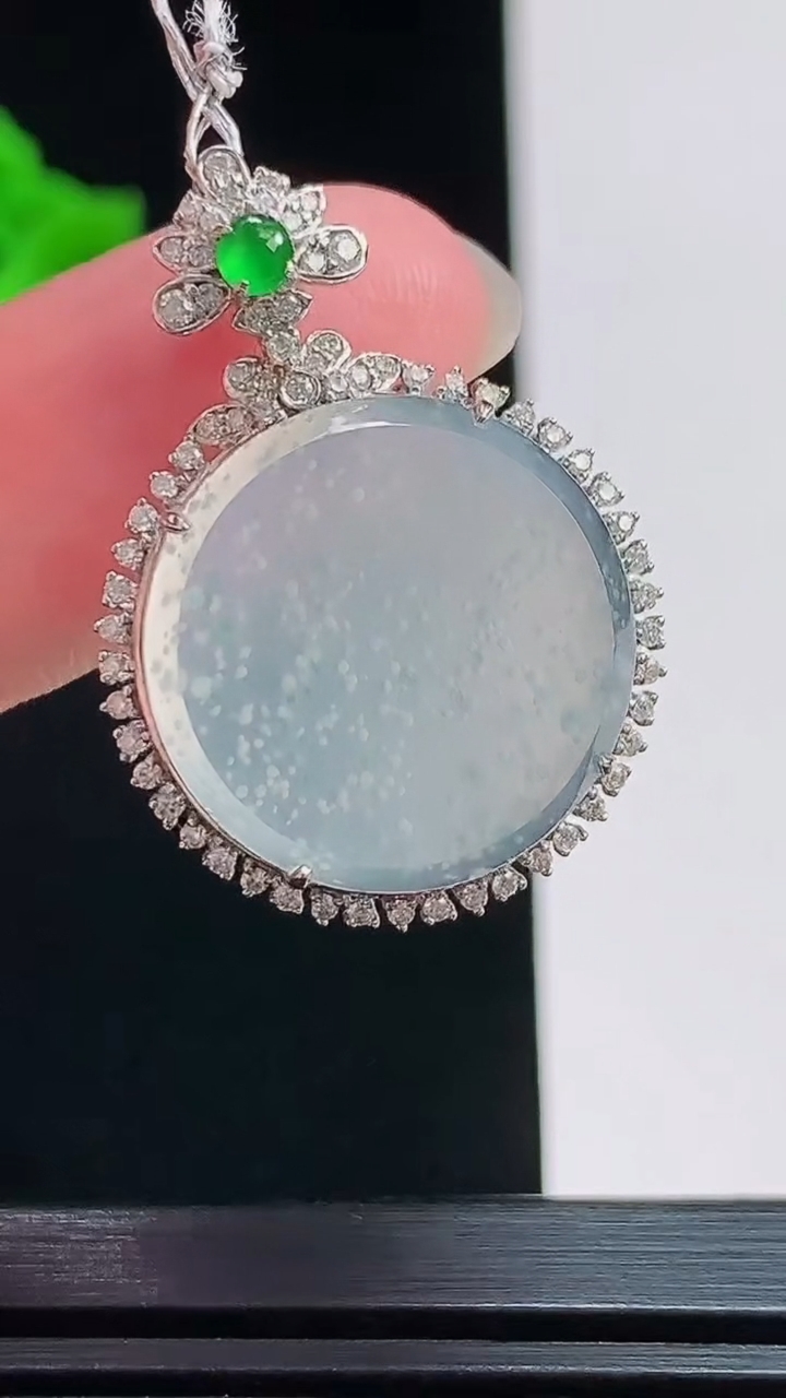 天然A货翡翠种雪花 飘花无事牌吊坠，尺寸30-21-6.5，裸石18 重量:3.62g
7月26日