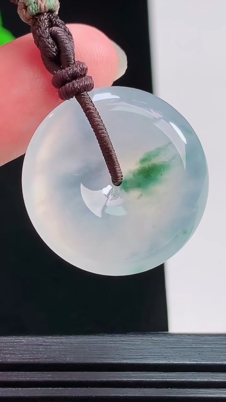 天然A货翡翠种飘花平安扣吊坠，尺寸25-5.5 重量:8.71g
7月26日