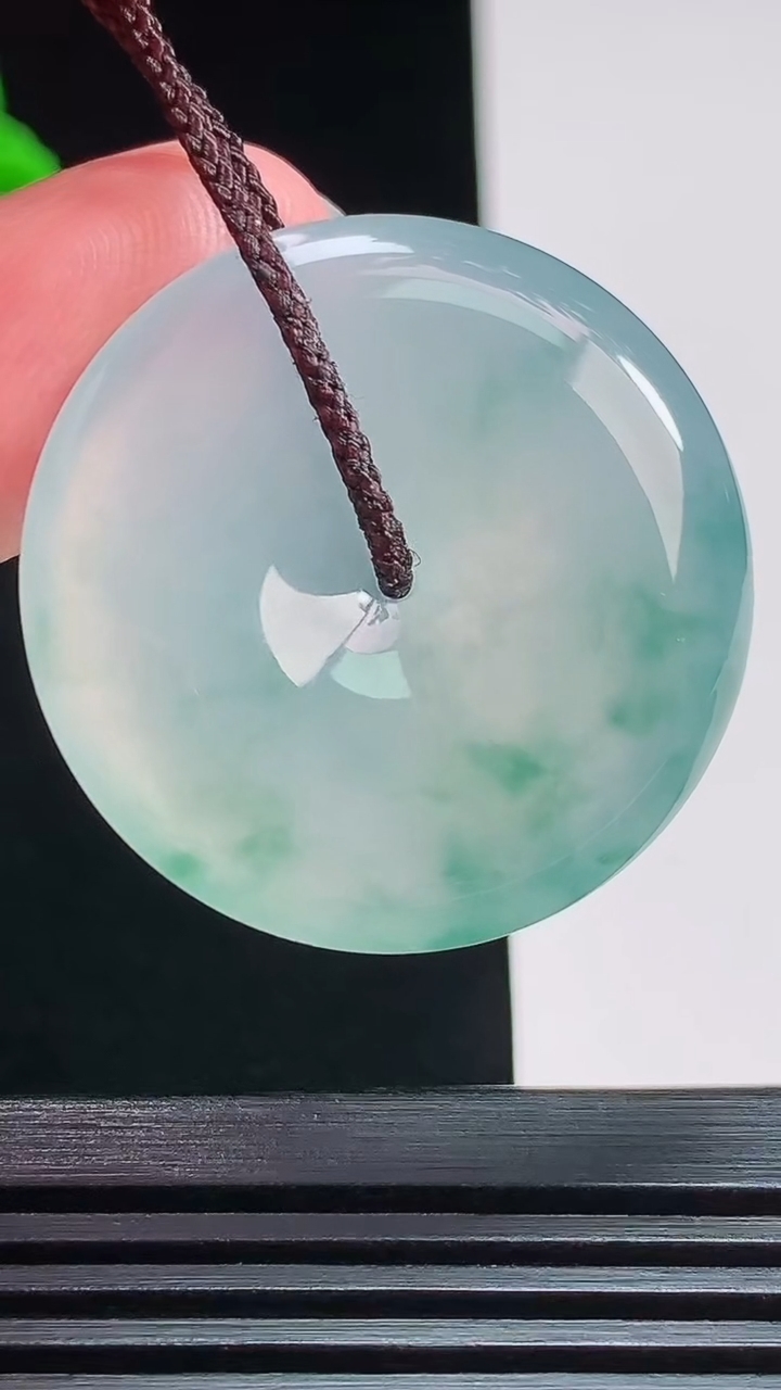 天然A货翡翠种飘花平安扣吊坠，尺寸32.5-6 重量:13.22g
7月26日