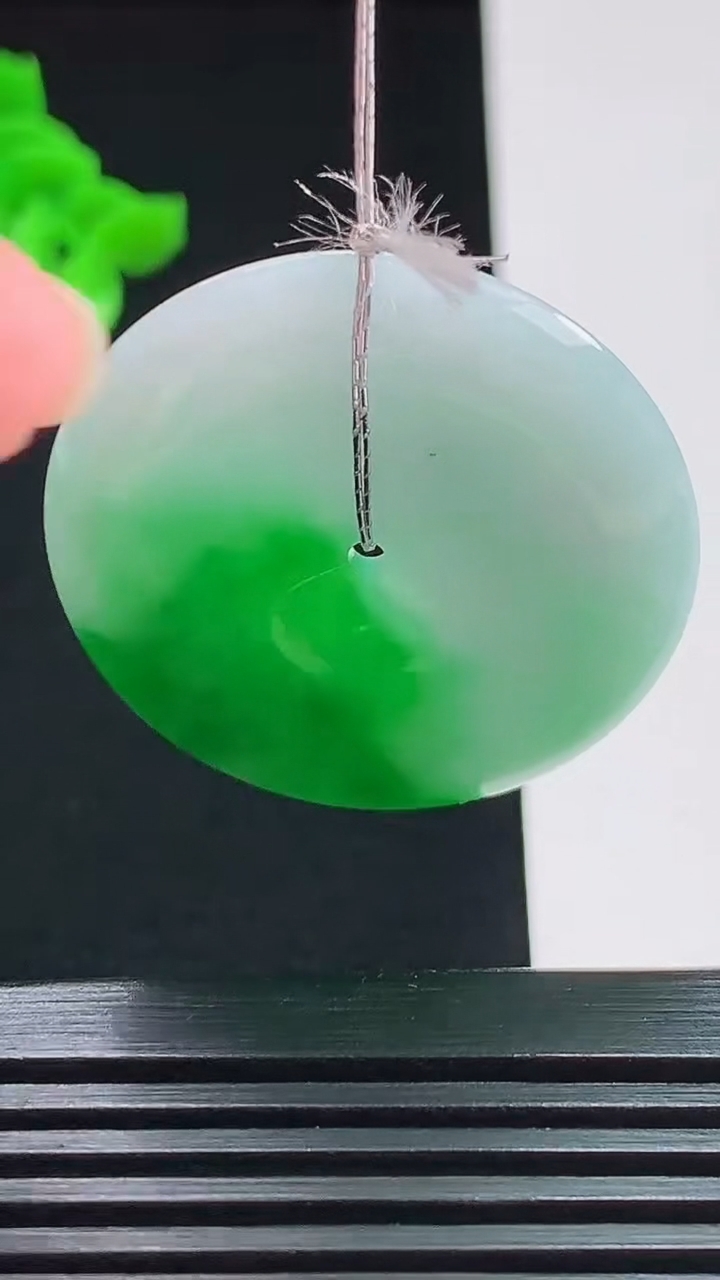 天然A货翡翠平安扣吊坠，尺寸33-5 重量:12.56g
7月26日