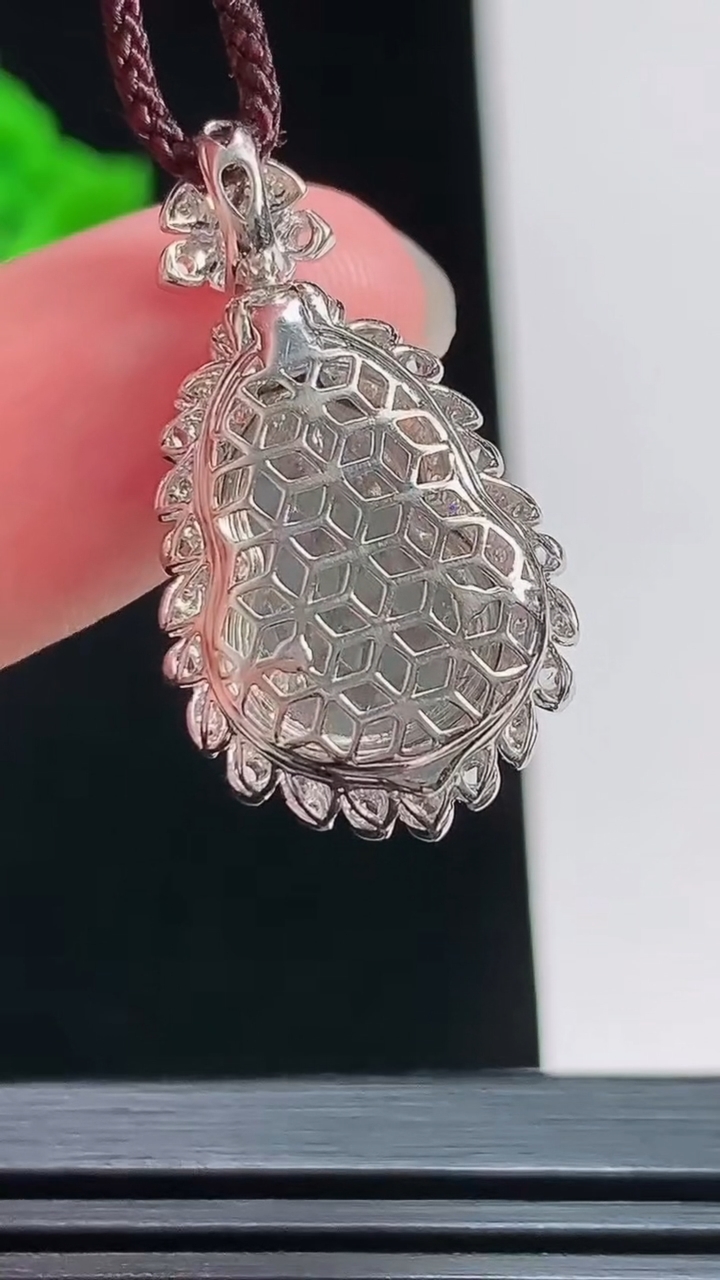 天然A货翡翠葫芦吊坠，尺寸28-15.5-10，裸石15-10.8 重量:4.00g
7月26日