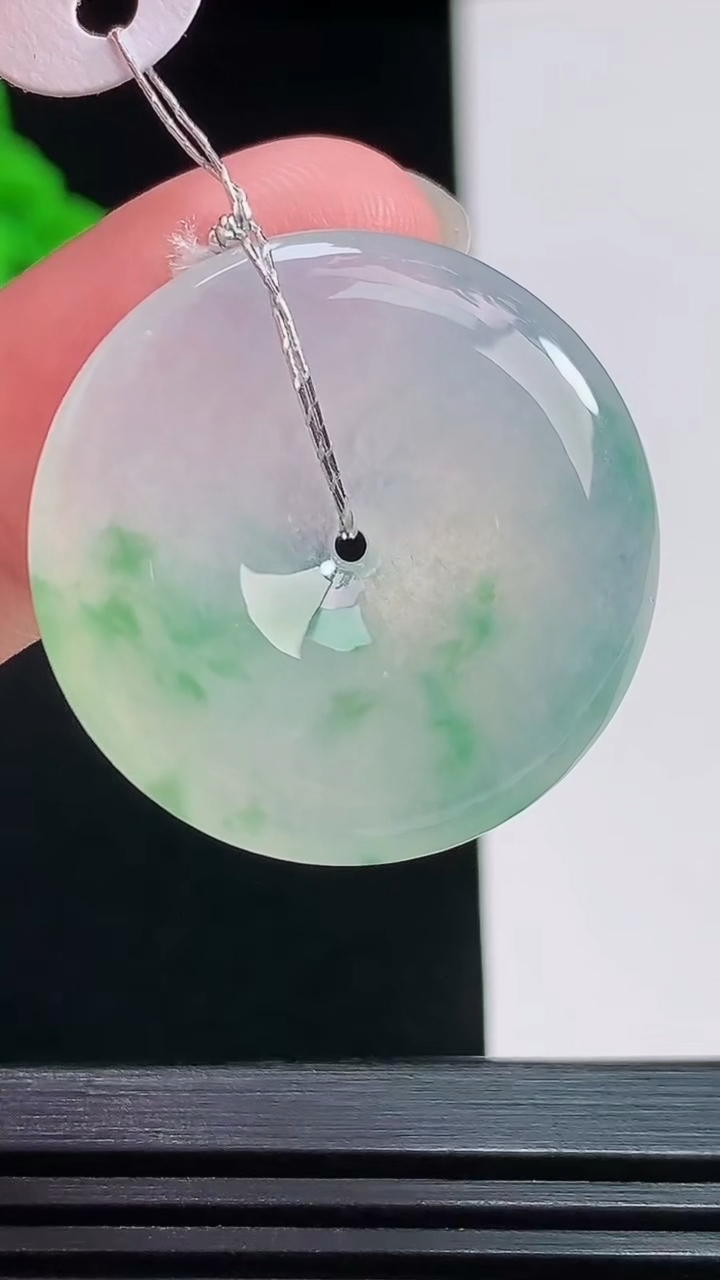 天然A货翡翠平安扣吊坠，尺寸27-5 重量:8.27g
7月26日