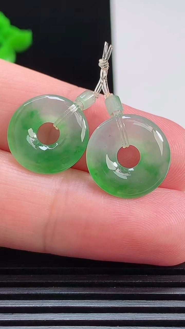 天然A货翡翠平安环吊坠一对，尺寸15-2.5 重量:2.13g
7月26日