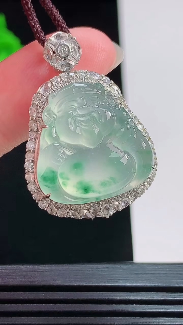 天然A货翡翠种飘花财神爷吊坠，尺寸31.5-22-10.5，裸石19-19 重量:7.74g
7月2