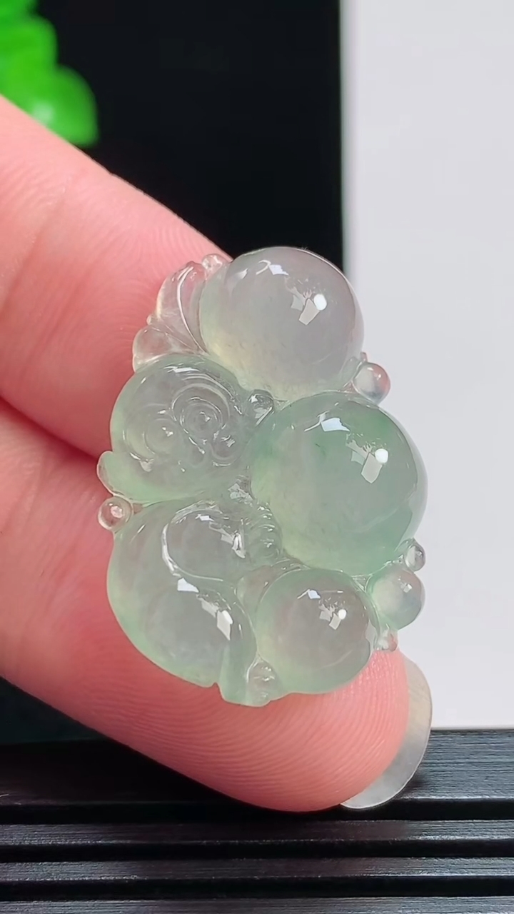 天然A货翡翠灵猴献瑞吊坠，尺寸29-20.5-7.5 重量:5.90g
7月28日