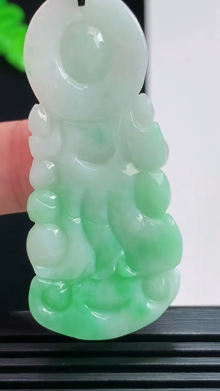 天然A货翡翠观音菩萨吊坠，尺寸53-24-5.2 重量:12.24g
7月28日
