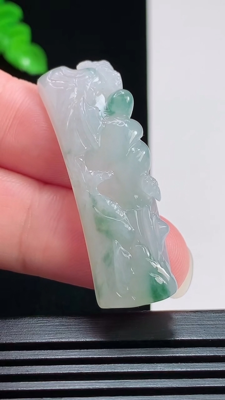天然A货翡翠牌手牌，尺寸43-12.6-9 重量:9.91g
7月28日