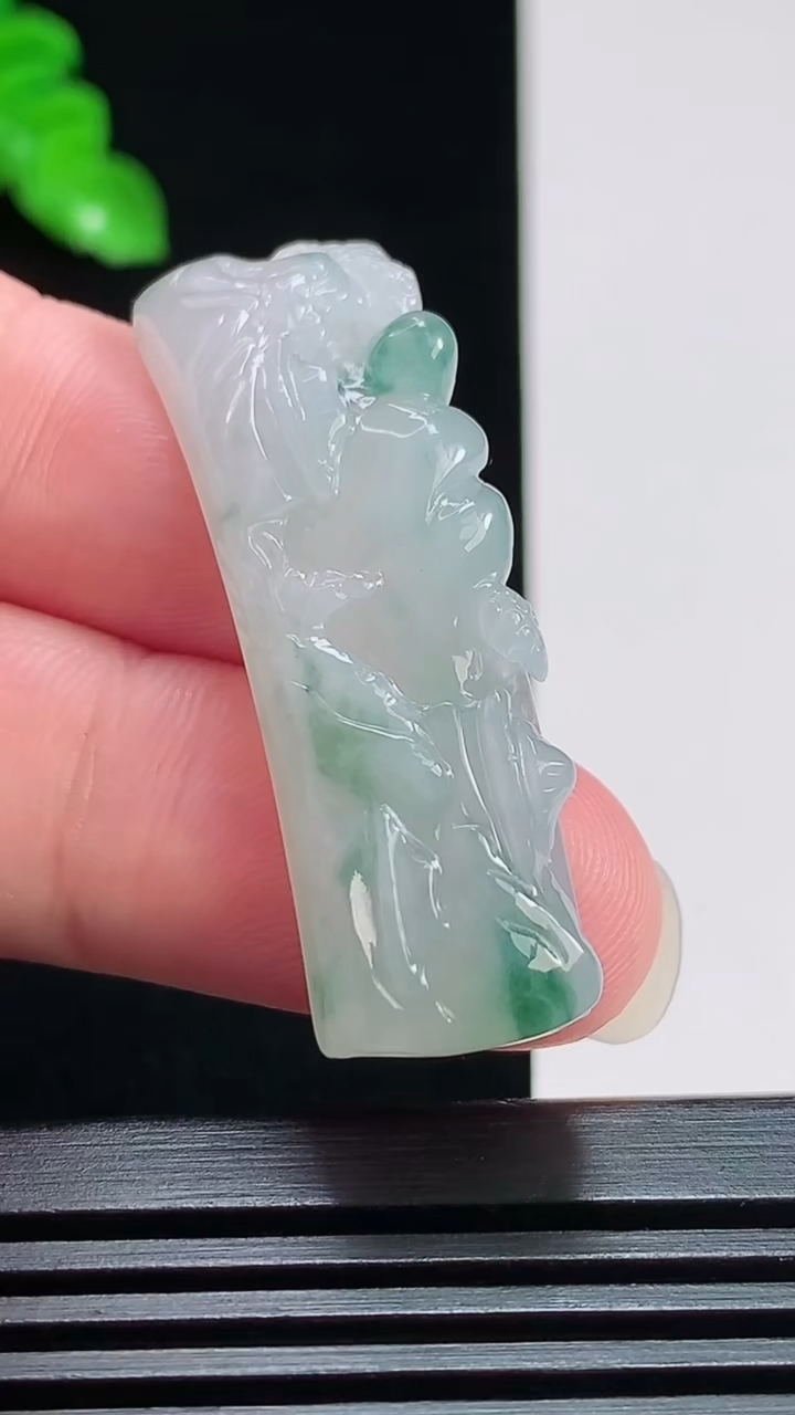 天然A货翡翠牌手牌，尺寸43-12.6-9 重量:9.91g
7月28日