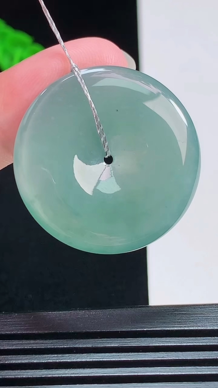 天然A货翡翠蓝水平安扣吊坠，尺寸30.6-4.8 重量:10.16g
7月28日