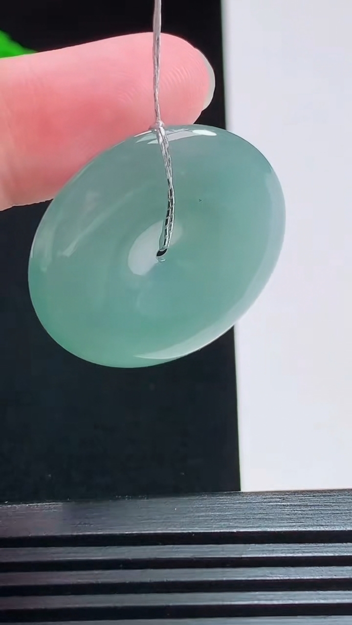 天然A货翡翠蓝水平安扣吊坠，尺寸30.6-4.8 重量:10.16g
7月28日