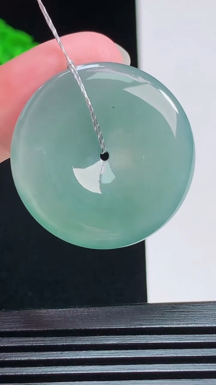 天然A货翡翠蓝水平安扣吊坠，尺寸30.6-4.8 重量:10.16g
7月28日