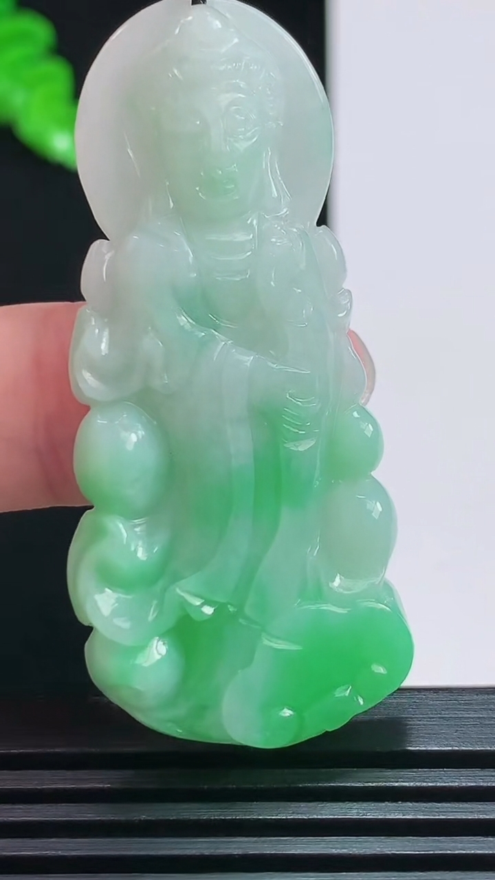 天然A货翡翠观音菩萨吊坠，尺寸53-24-5.2 重量:12.24g
7月28日