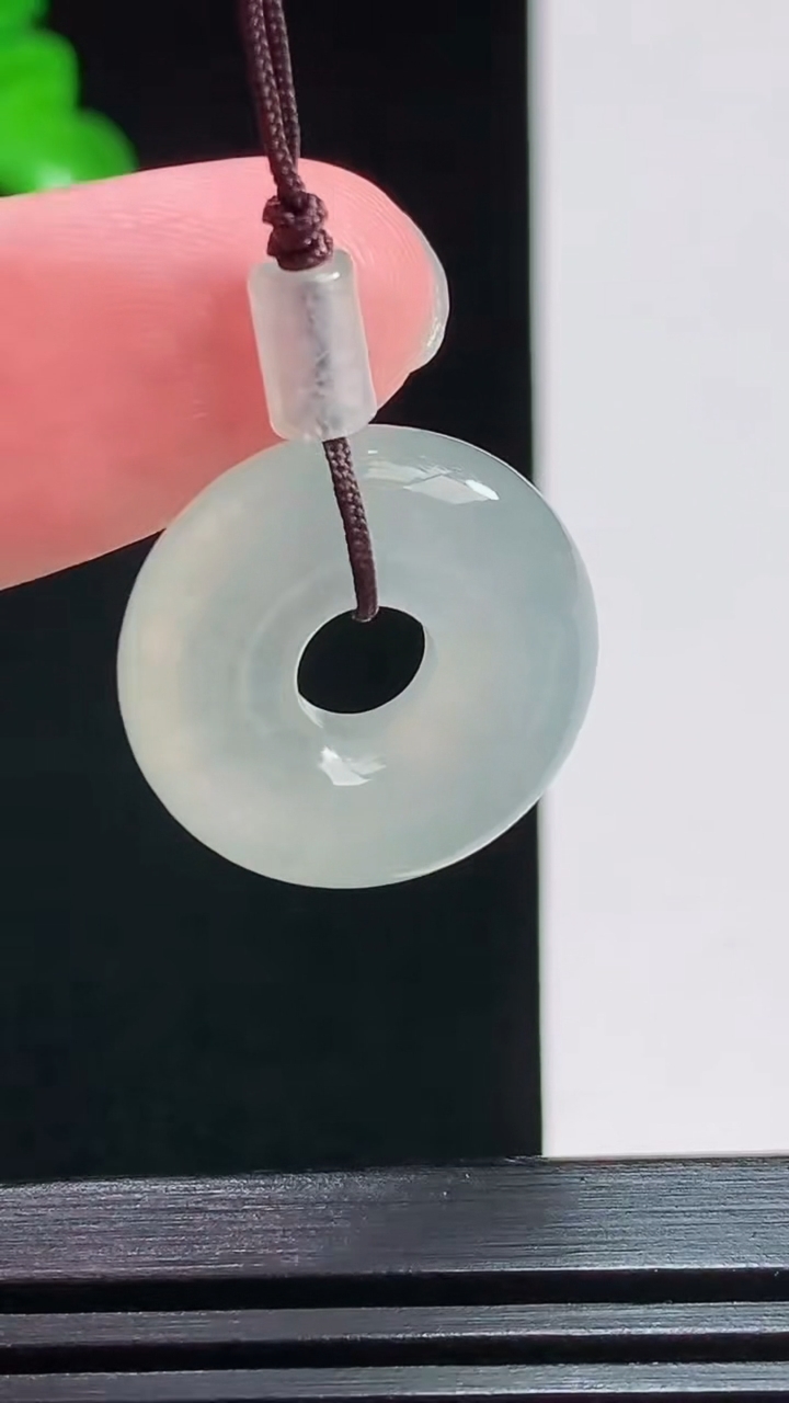 天然A货翡翠平安环吊坠，尺寸19-6 重量:4.95g
7月28日