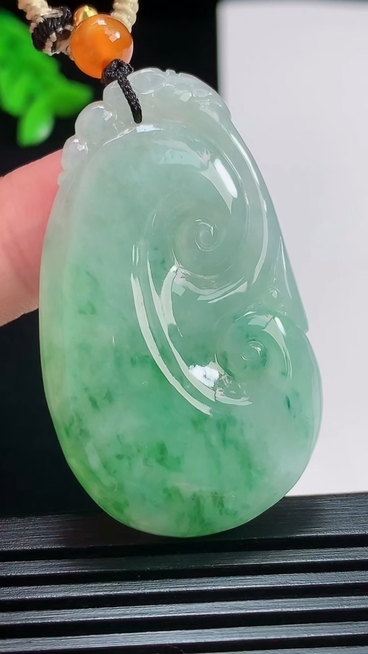 天然A货翡翠如意吊坠，尺寸47-27-6 重:15.22g  h64
7月28日