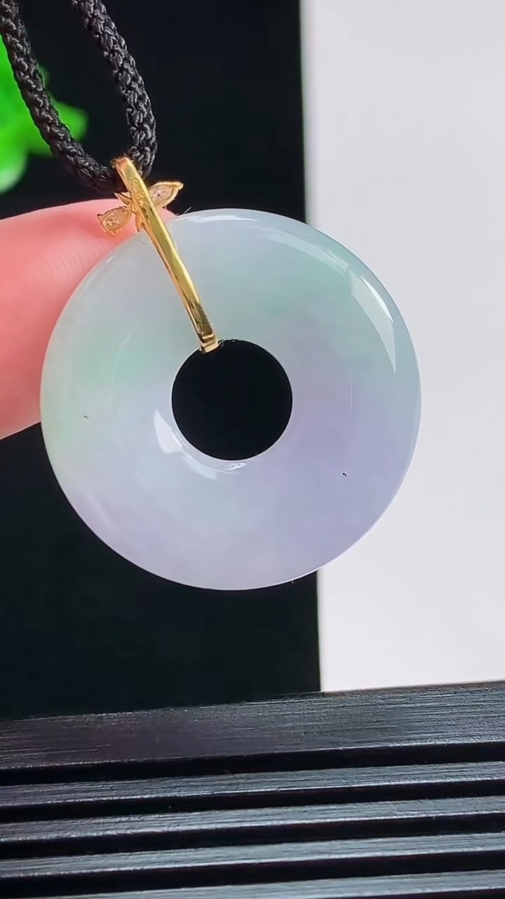 天然A货翡翠18k金春带彩 紫罗兰平安环吊坠，尺寸30-25-3.8 重:4.95g  h116
7月28日