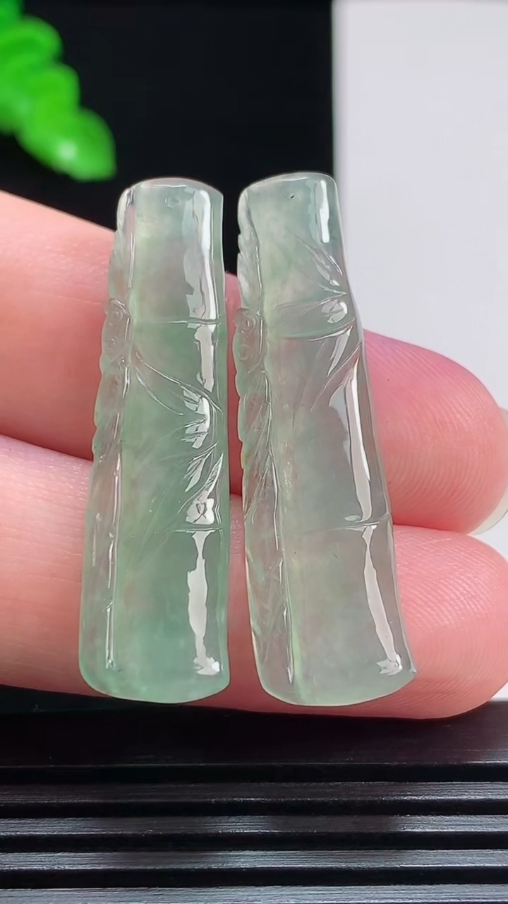 天然A货翡翠节节高升 竹节吊坠一对，尺寸38-10-3.5 重量:6.36g
7月28日